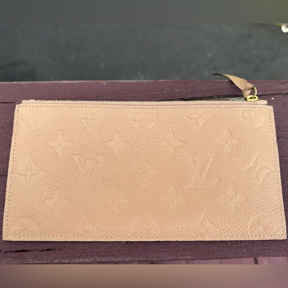 LOUIS VUITTON BLUSH NEW MICRO WALLET ON CHAIN - Picture 15 of 16